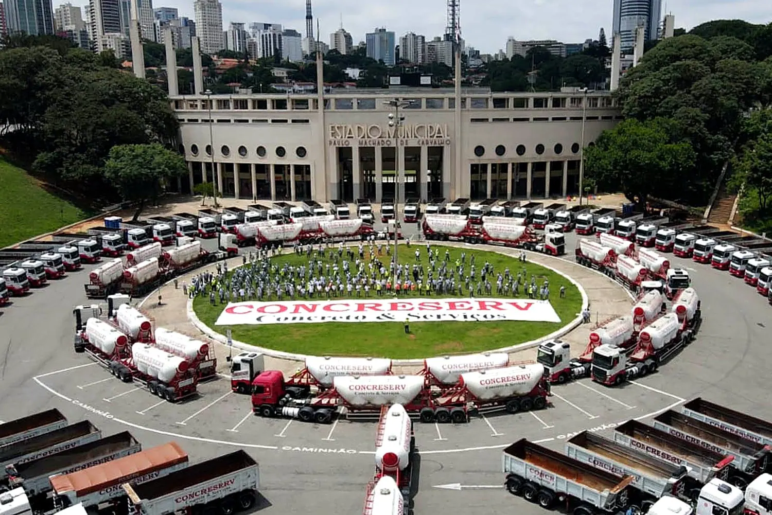 Frota da Concreserv reunida no Estádio do Pacaembu, em São Paulo