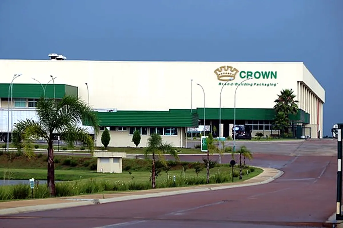 Fachada de uma planta industrial da Crown