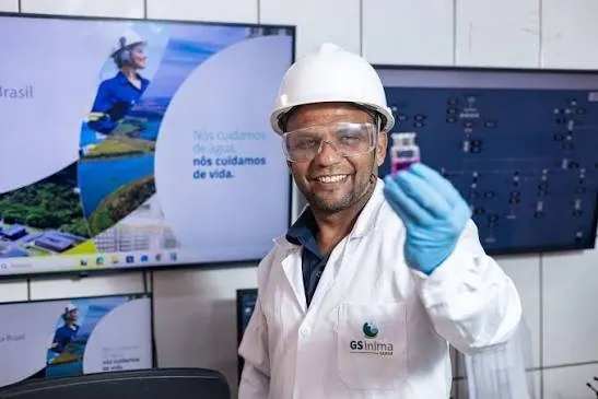 Técnico da GS Inima em laboratório de análise de água