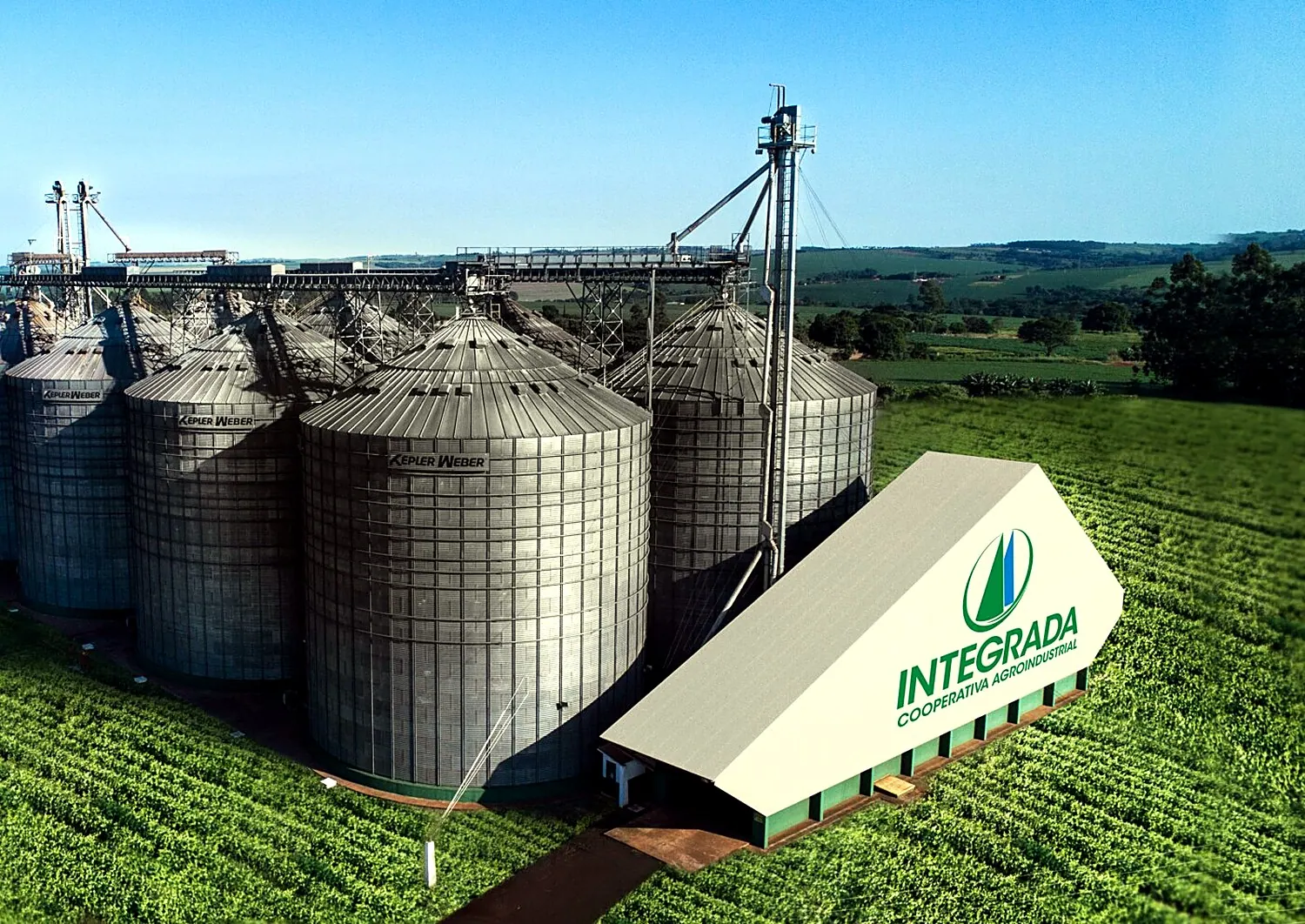 Silos de armazenagem da Integrada Cooperativa Agroindustrial em meio às lavouras
