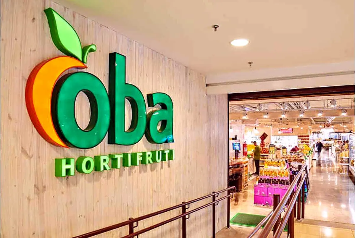 Logo Oba Hortifruti na entrada de uma loja